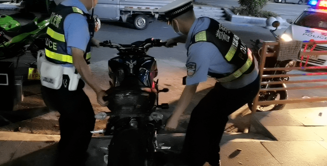 交警查摩托車致死事件引發(fā)深思，變化中的自信與成就感，勵(lì)志前行之路