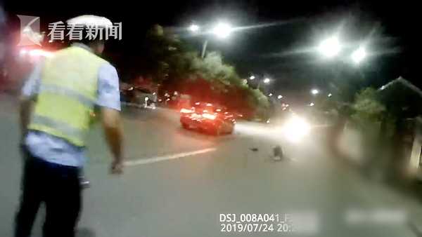 交警被撞飛最新消息，路上的溫情故事展現(xiàn)交警英勇與關(guān)懷